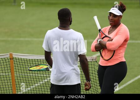 Serena Williams sembra rilassata mentre chiacchiera con il compagno di tennis americano Frances Tiafoe sul campo di pratica di Eastbourne, Regno Unito. Giugno 19 2022 Foto di James Boardman Foto Stock