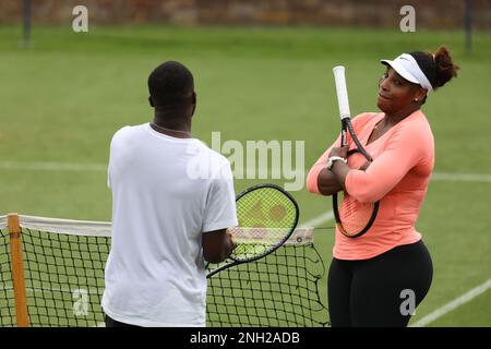 Serena Williams sembra rilassata mentre chiacchiera con il compagno di tennis americano Frances Tiafoe sul campo di pratica di Eastbourne, Regno Unito. Giugno 19 2022 Foto di James Boardman Foto Stock