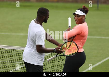 Serena Williams sembra rilassata mentre chiacchiera con il compagno di tennis americano Frances Tiafoe sul campo di pratica di Eastbourne, Regno Unito. Giugno 19 2022 Foto di James Boardman Foto Stock