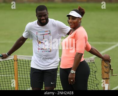 Serena Williams sembra rilassata mentre chiacchiera con il compagno di tennis americano Frances Tiafoe sul campo di pratica di Eastbourne, Regno Unito. Giugno 19 2022 Foto di James Boardman Foto Stock