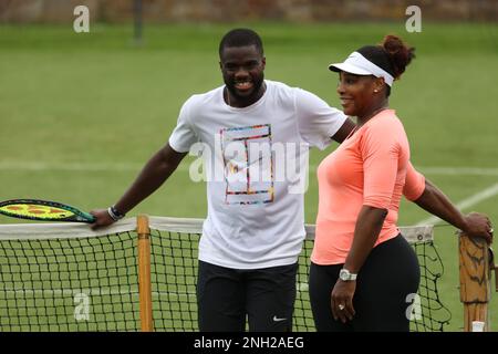 Serena Williams sembra rilassata mentre chiacchiera con il compagno di tennis americano Frances Tiafoe sul campo di pratica di Eastbourne, Regno Unito. Giugno 19 2022 Foto di James Boardman Foto Stock