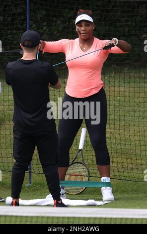 Serena Williams sembra rilassata come fa la sua pre pratica di riscaldamento routine con il suo personale fitness sul campo di pratica a Eastbourne, Regno Unito. Giugno 19 2022 Foto di James Boardman Foto Stock