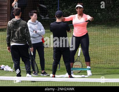 Serena Williams sembra rilassata come fa la sua pre pratica di riscaldamento routine con il suo personale fitness sul campo di pratica a Eastbourne, Regno Unito. Giugno 19 2022 Foto di James Boardman Foto Stock