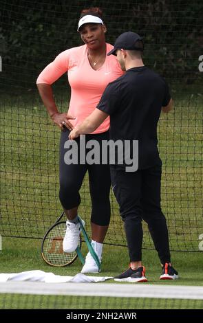 Serena Williams sembra rilassata come fa la sua pre pratica di riscaldamento routine con il suo personale fitness sul campo di pratica a Eastbourne, Regno Unito. Giugno 19 2022 Foto di James Boardman Foto Stock