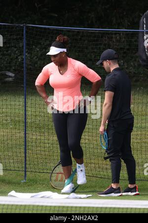 Serena Williams sembra rilassata come fa la sua pre pratica di riscaldamento routine con il suo personale fitness sul campo di pratica a Eastbourne, Regno Unito. Giugno 19 2022 Foto di James Boardman Foto Stock