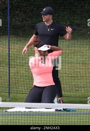 Serena Williams sembra rilassata come fa la sua pre pratica di riscaldamento routine con il suo personale fitness sul campo di pratica a Eastbourne, Regno Unito. Giugno 19 2022 Foto di James Boardman Foto Stock