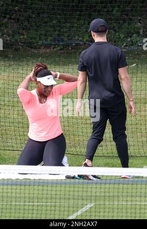 Serena Williams sembra rilassata come fa la sua pre pratica di riscaldamento routine con il suo personale fitness sul campo di pratica a Eastbourne, Regno Unito. Giugno 19 2022 Foto di James Boardman Foto Stock