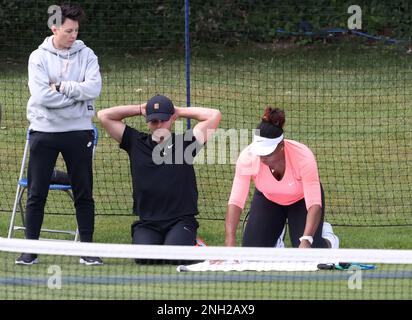 Serena Williams sembra rilassata come fa la sua pre pratica di riscaldamento routine con il suo personale fitness sul campo di pratica a Eastbourne, Regno Unito. Giugno 19 2022 Foto di James Boardman Foto Stock