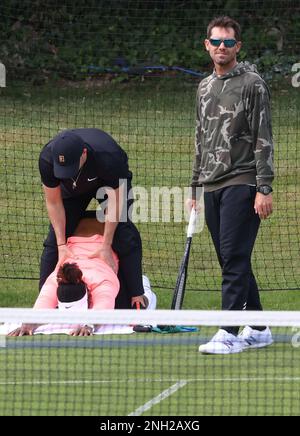 Serena Williams sembra rilassata come fa la sua pre pratica di riscaldamento routine con il suo personale fitness sul campo di pratica a Eastbourne, Regno Unito. Giugno 19 2022 Foto di James Boardman Foto Stock