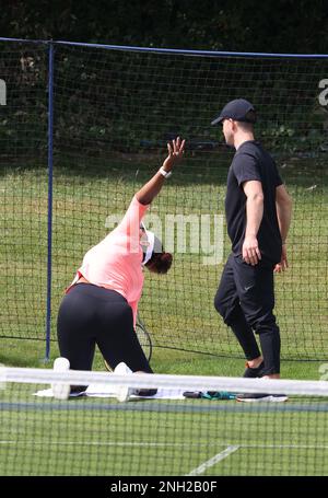 Serena Williams sembra rilassata come fa la sua pre pratica di riscaldamento routine con il suo personale fitness sul campo di pratica a Eastbourne, Regno Unito. Giugno 19 2022 Foto di James Boardman Foto Stock