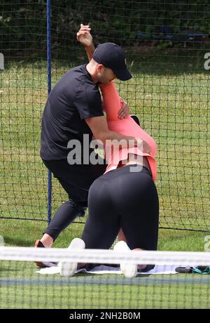 Serena Williams sembra rilassata come fa la sua pre pratica di riscaldamento routine con il suo personale fitness sul campo di pratica a Eastbourne, Regno Unito. Giugno 19 2022 Foto di James Boardman Foto Stock