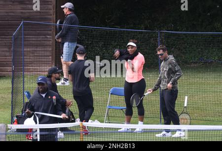 Serena Williams sembra rilassata come fa la sua pre pratica di riscaldamento routine con il suo personale fitness sul campo di pratica a Eastbourne, Regno Unito. Giugno 19 2022 Foto di James Boardman Foto Stock