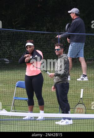 Serena Williams sembra rilassata come fa la sua pre pratica di riscaldamento routine con il suo personale fitness sul campo di pratica a Eastbourne, Regno Unito. Giugno 19 2022 Foto di James Boardman Foto Stock