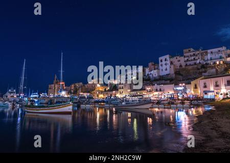 Marina di Castellammare del Golfo al calar della notte, Sicilia Foto Stock