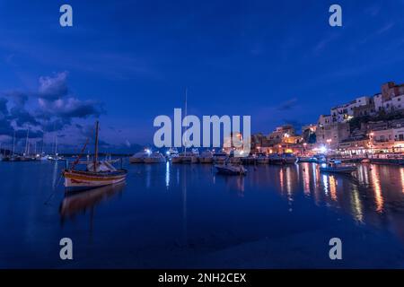 Marina di Castellammare del Golfo al calar della notte, Sicilia Foto Stock