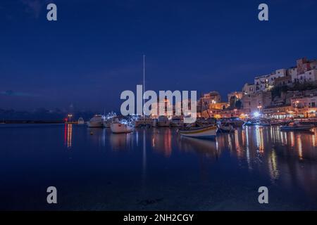 Marina di Castellammare del Golfo al calar della notte, Sicilia Foto Stock