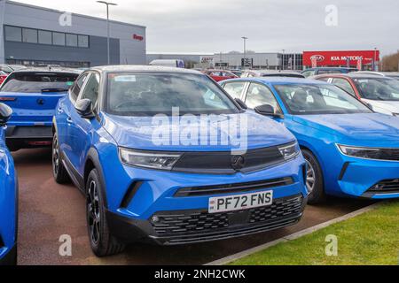 2022 Blue VAUXHALL MOKKA, crossover piccolo SUV, automobili elettriche nuove e usate esposte per la vendita su concessionari di auto piazzale & showroom, Preston UK Foto Stock