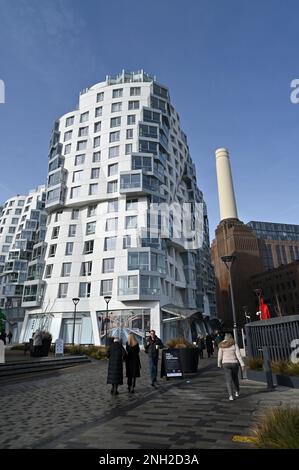 Battersea Power Station e nuovi edifici di appartamenti nel sud di Londra, Regno Unito. Febbraio 2023. Foto Stock