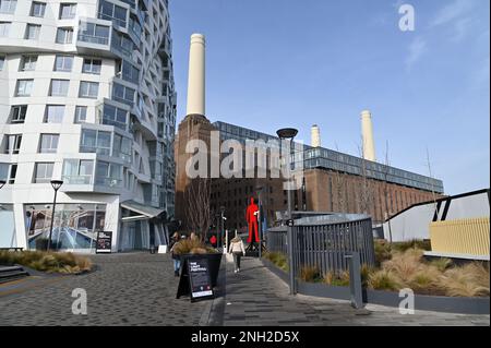 Battersea Power Station e nuovi edifici di appartamenti nel sud di Londra, Regno Unito. Febbraio 2023. Foto Stock