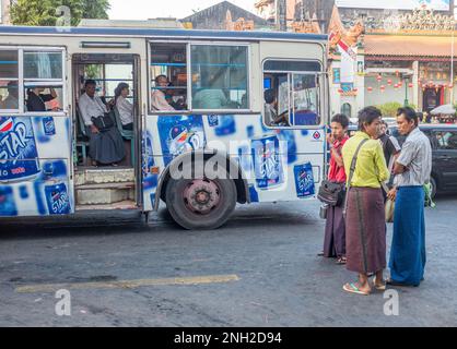 Scena urbana da Maha Bandoola Road a Chinatown di Yangon. Il Myanmar è etnicamente diversificato con 51 milioni di abitanti appartenenti a 135 gruppi etnici. Foto Stock