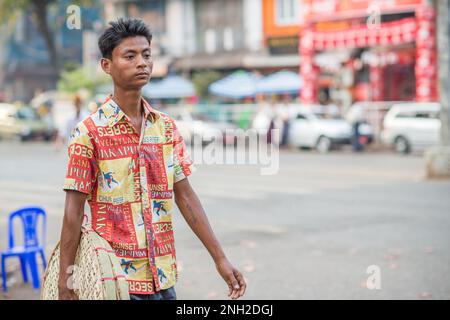 Scena urbana da Maha Bandoola Road a Chinatown di Yangon. Il Myanmar è etnicamente diversificato con 51 milioni di abitanti appartenenti a 135 gruppi etnici. Foto Stock