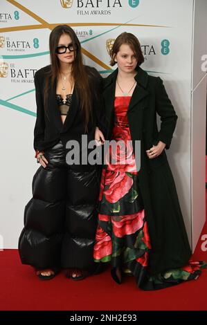 Lily Miranda (L) partecipa agli EE BAFTA Film Awards 2023 al Royal Festival Hall di Londra, Regno Unito. Data foto, 19th febbraio 2023. Foto Stock