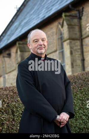 Vicario anglicano in una chiesa. Oldham. Manchester. Regno Unito. Foto Stock