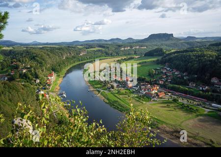 Veduta aerea di Elbe riven e Rathen con il monte Lilienstein sullo sfondo - Bastei, Sassonia, Germania Foto Stock