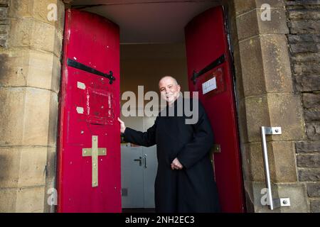 Vicario anglicano in una chiesa. Oldham. Manchester. Regno Unito. Foto Stock