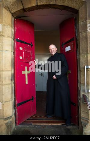 Vicario anglicano in una chiesa. Oldham. Manchester. Regno Unito. Foto Stock