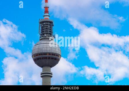 La Torre della Televisione di Berlino, un punto di riferimento della RDT e dell'edificio più alto della Germania, Berlino, Brandeburgo, Germania, Europa. Foto Stock