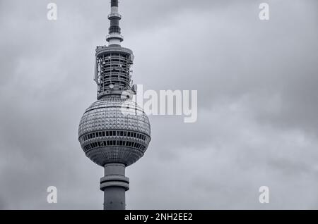 La Torre della Televisione di Berlino, un punto di riferimento della RDT e dell'edificio più alto della Germania, Berlino, Brandeburgo, Germania, Europa. Foto Stock