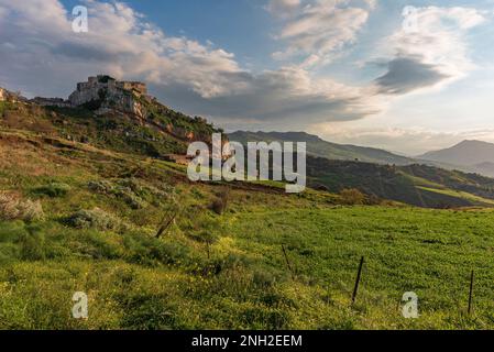 Vista panoramica del castello di Caccamo, Sicilia Foto Stock