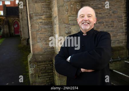 Vicario anglicano in una chiesa. Oldham. Manchester. Regno Unito. Foto Stock