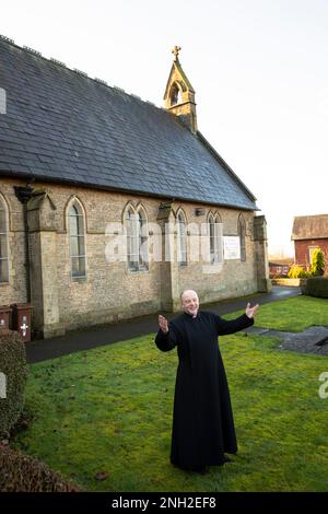 Vicario anglicano in una chiesa. Oldham. Manchester. Regno Unito. Foto Stock