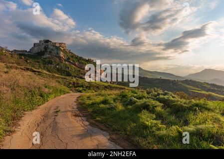 Vista panoramica del castello di Caccamo, Sicilia Foto Stock