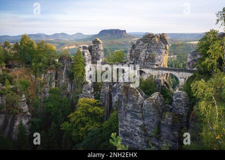 Ponte di Bastei (Basteibrucke) con il monte Lilienstein sullo sfondo - Bastei, Sassonia, Germania Foto Stock