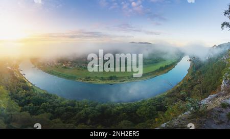 Vista panoramica aerea mattutina del fiume Elba con nebbia vicino a Rathen e Ponte di Bastei (Basteibrucke) - Sassonia, Germania Foto Stock
