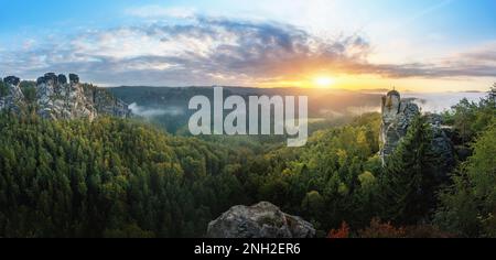 Vista panoramica sulle montagne di arenaria della Sassonia all'alba vicino al Ponte di Bastei (Basteibrucke) - Sassonia, Germania Foto Stock