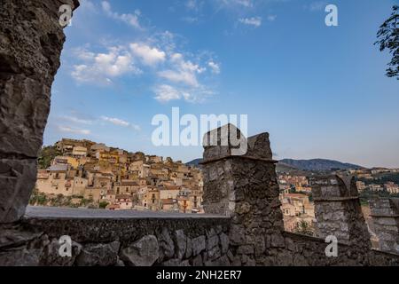 Mura merlate del castello di Caccamo con il borgo sullo sfondo, la Sicilia Foto Stock