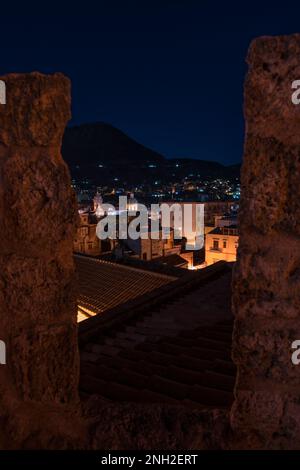 Vista notturna della città di Carini da una finestra del castello la Grua-Talamanca, Carini Foto Stock