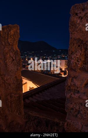 Vista notturna della città di Carini da una finestra del castello la Grua-Talamanca, Carini Foto Stock