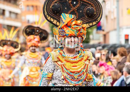 Badajoz, Spagna, domenica. Febbraio 19 2023. Parade attraverso le strade di Badajoz, gruppo chiamato Valkerai Foto Stock