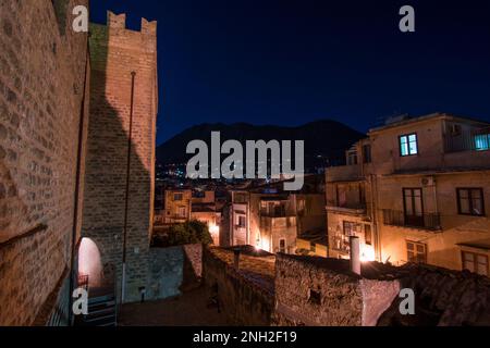 Vista notturna del castello di la Grua-Talamanca, Carini Foto Stock