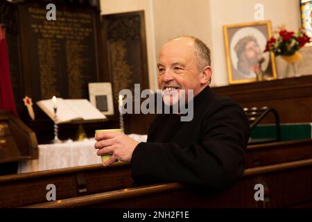 Vicario anglicano in una chiesa. Oldham. Manchester. Regno Unito. Foto Stock