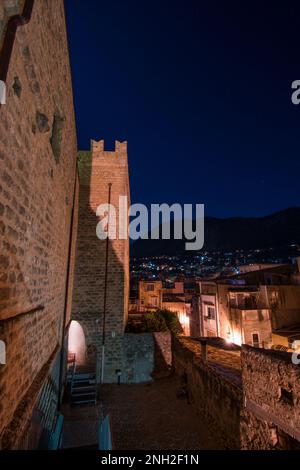 Vista notturna del castello di la Grua-Talamanca, Carini Foto Stock