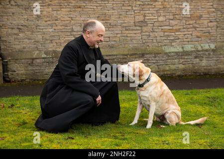 Vicario anglicano in una chiesa. Oldham. Manchester. Regno Unito. Foto Stock