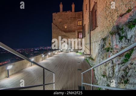 Vista notturna del castello di la Grua-Talamanca, Carini Foto Stock