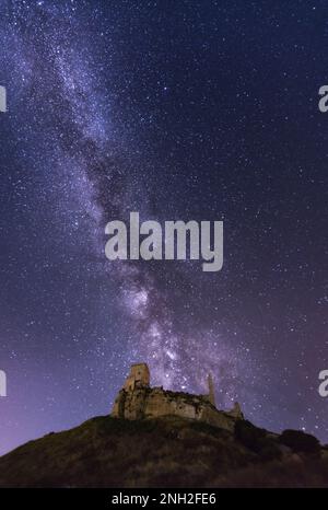 Vista notturna con via lattea sul castello di Cefalà Diana, in Sicilia Foto Stock