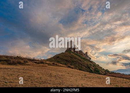 Vista panoramica del castello di Cefalà Diana al crepuscolo, in Sicilia Foto Stock